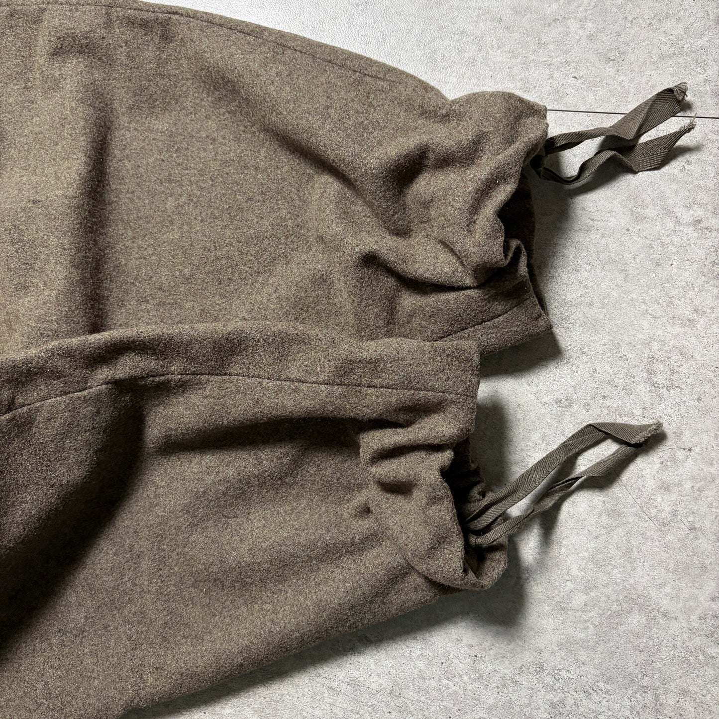 バーガンディニットミリタリーコーデ古着