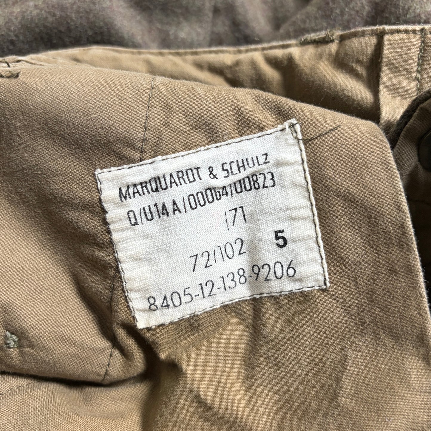 バーガンディニットミリタリーコーデ古着