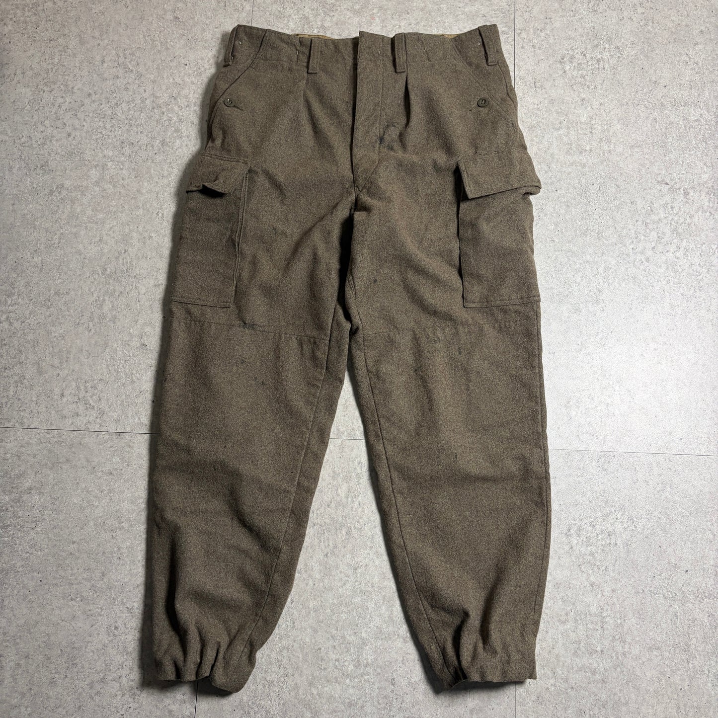 バーガンディニットミリタリーコーデ古着