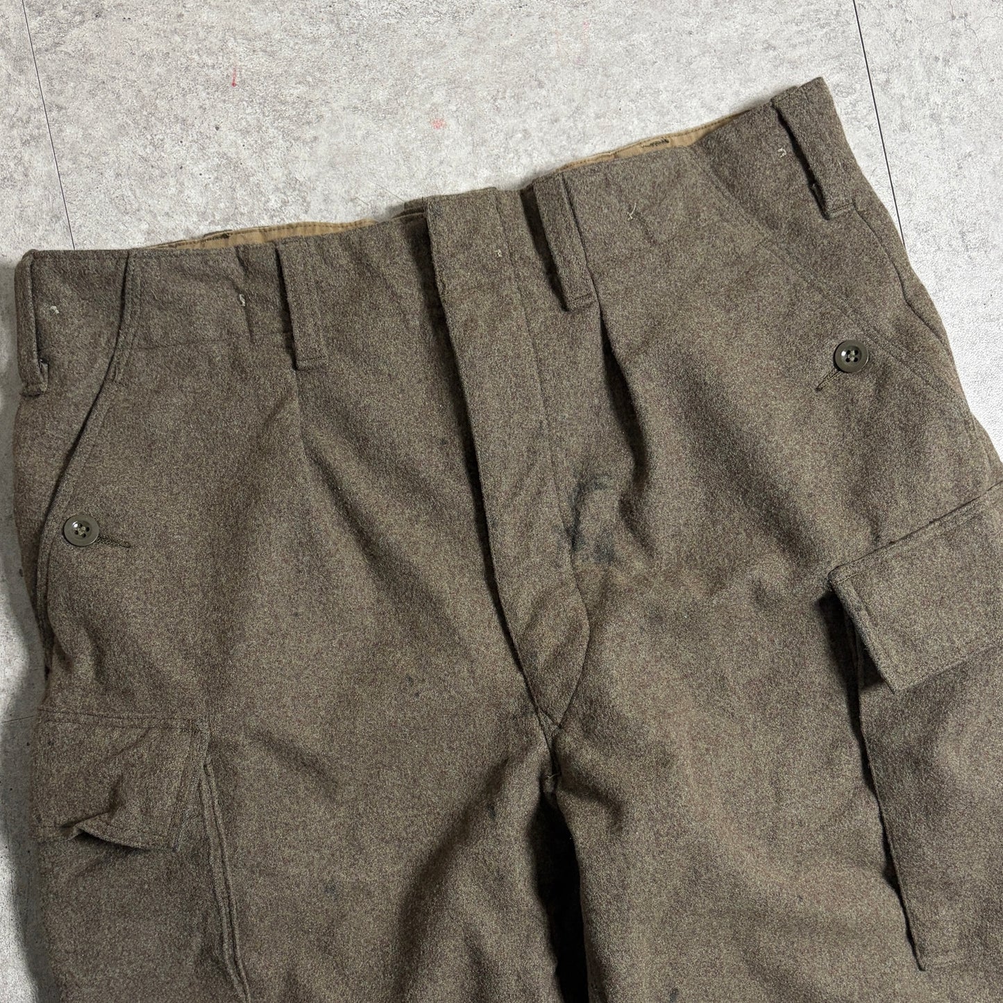 バーガンディニットミリタリーコーデ古着