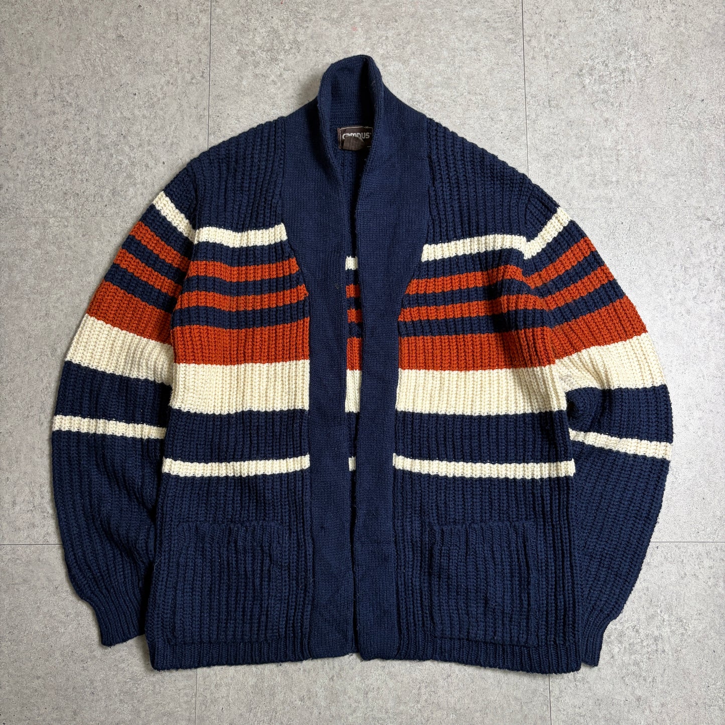 ニットカーデコーデュロイパンツコーデ古着