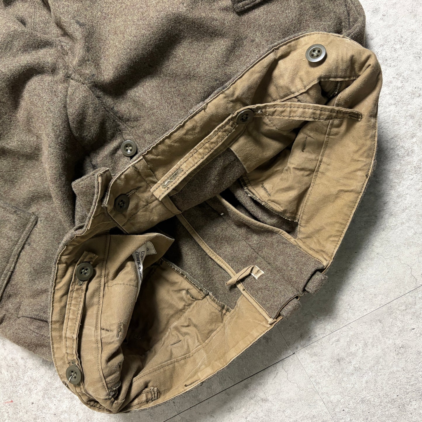 バーガンディニットミリタリーコーデ古着